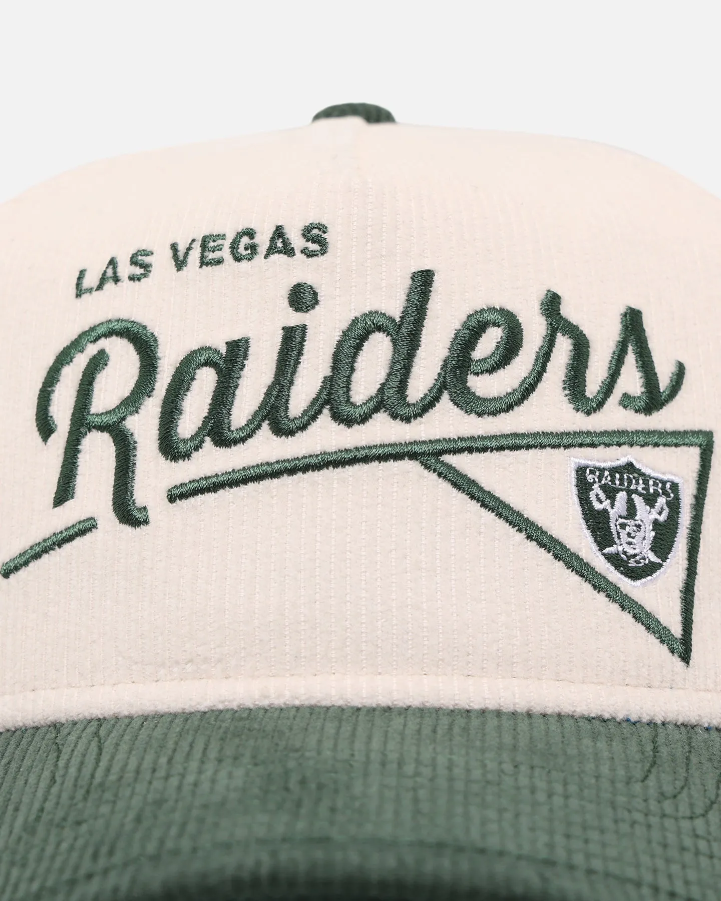 New Era Las Vegas Raiders 'Heritage Golf' Pre-Curved Golfer Snapback Chrome White